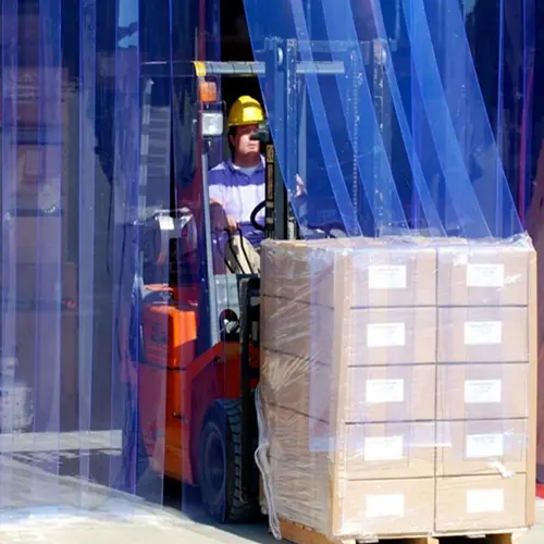 operador pasando por cortinade pvc