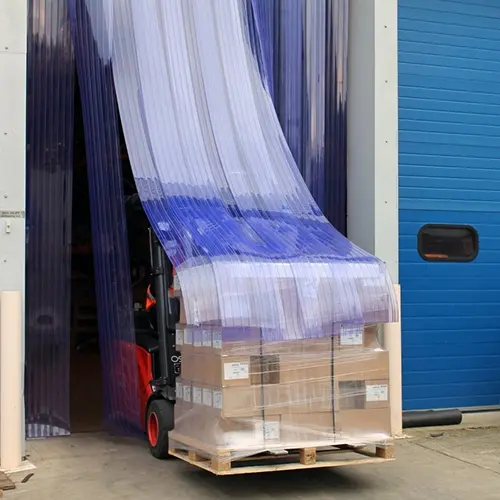 pallet pasando por cortina de pvc